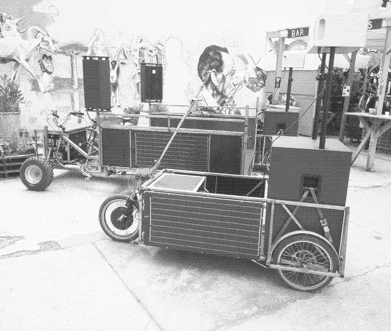 charrette-boum-boum-pikip-solaire-systeme-son-sound-system-sur-mesure-DIY-velo-cargo-autonomie-concert-mobile-deambulation-manifestation-ecologie-bike-lastenrag-cargo-bike-france-europe-berlin-malmo-moscow-e1622615923311.jpg