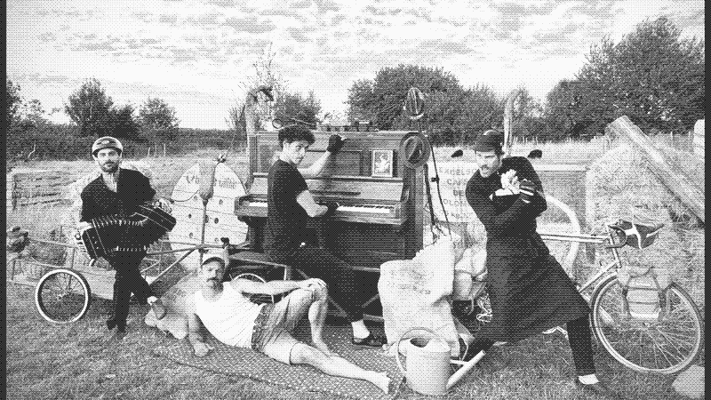 Dans un champ avec un piano